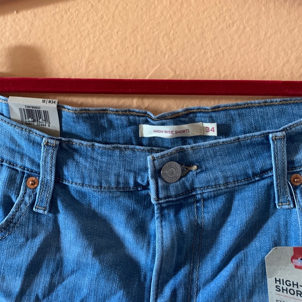 Levi Cut-Offs 👢 - Picture 2 of 5